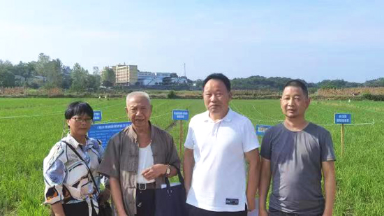 常德市科協(xié)黨組成員、副主席李風(fēng)看望老科技工作者并考察科技示范項目